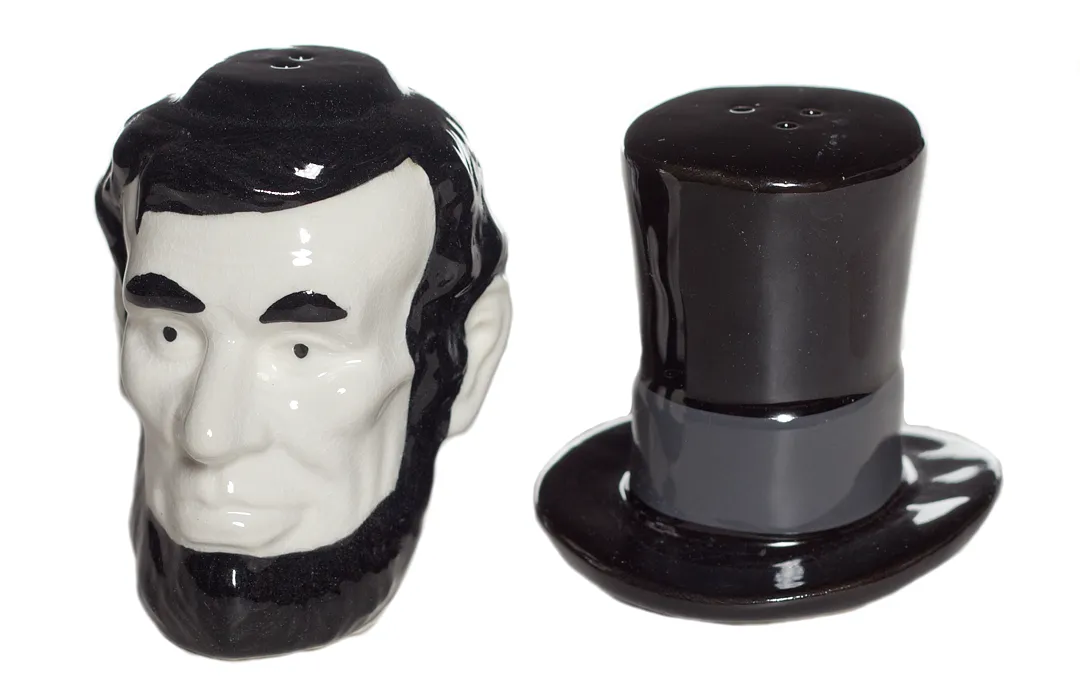 ABE LINCOLN SALT & PEPPER SHAKERS